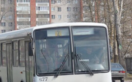 Во всех автобусах Пскова работает система безналичной оплаты проезда