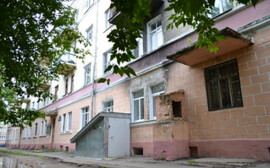 В Пскове благоустраивают двор дома на улице Розы Люксембург за 1,3 млн рублей