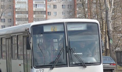 Во всех автобусах Пскова работает система безналичной оплаты проезда