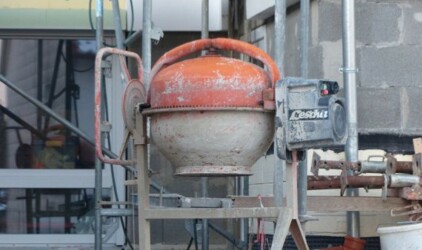 Вице-губернатор проинспектировал ход строительства спортивных объектов в Великих Луках
