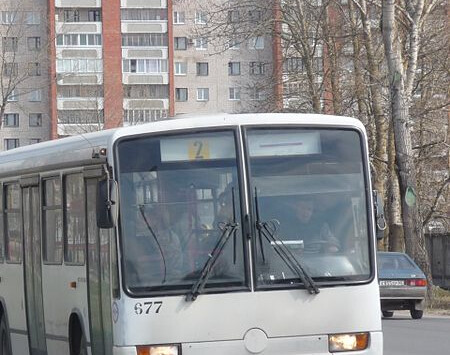 Во всех автобусах Пскова работает система безналичной оплаты проезда