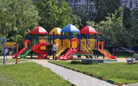 В Пскове на Пушкинских Горах монтируют детскую площадку